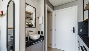 Perusstudio | Kylpyhuone | Suihku, hiustenkuivaaja, pyyhkeet, saippua