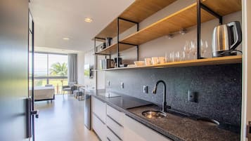 Basic Studio | Private kitchen | Mini-fridge, microwave, coffee/tea maker, cookware/dishes/utensils