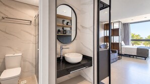 Ein modernes Badezimmer mit Toilette, Waschbecken und Spiegel.