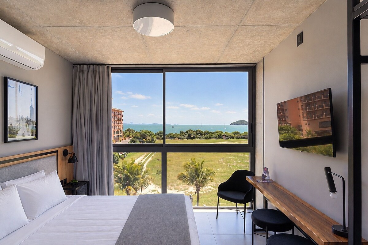Tabla de planchar con plancha, wifi gratis y ropa de cama 