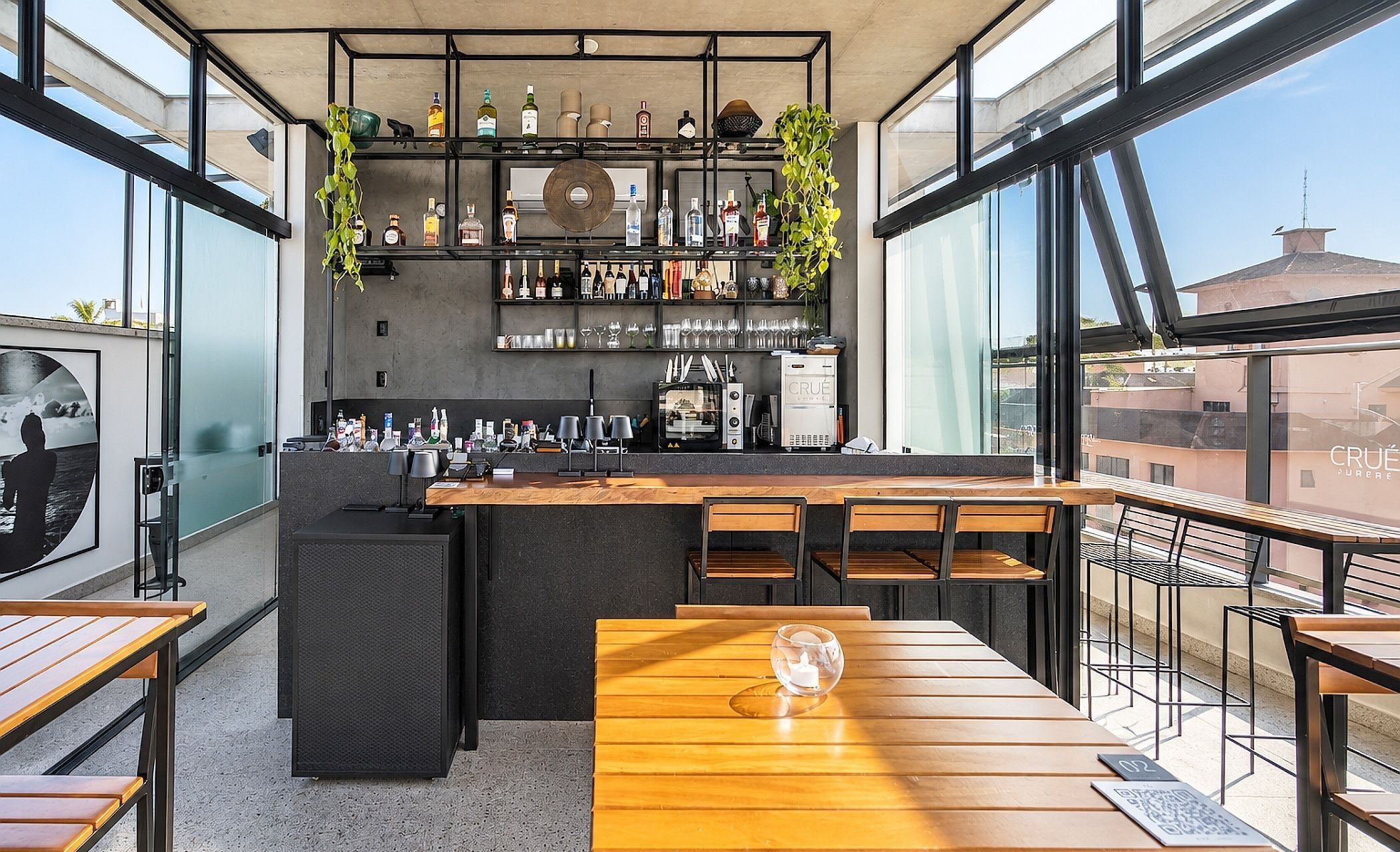 Bar (trong khuôn viên)