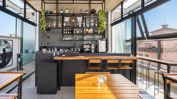 Bar (trong khuôn viên)