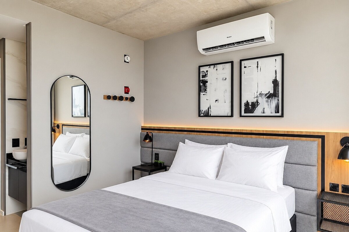 Tabla de planchar con plancha, wifi gratis y ropa de cama 
