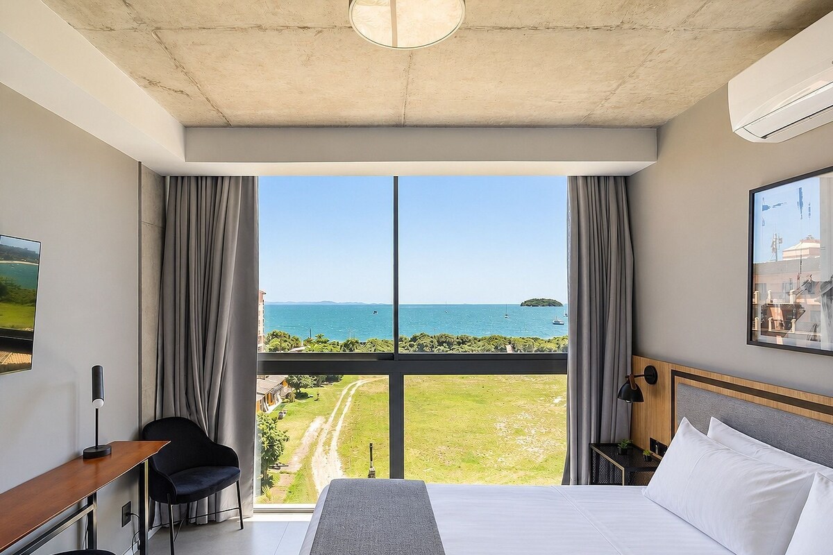 Tabla de planchar con plancha, wifi gratis y ropa de cama 