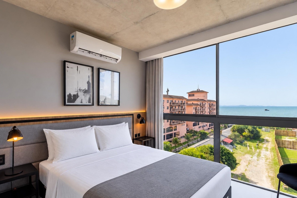 Tabla de planchar con plancha, wifi gratis y ropa de cama 