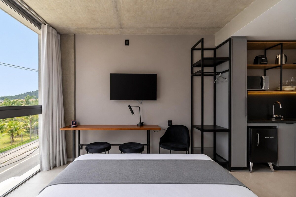 Tabla de planchar con plancha, wifi gratis y ropa de cama 