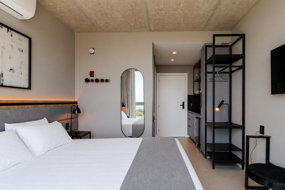 Tabla de planchar con plancha, wifi gratis y ropa de cama 