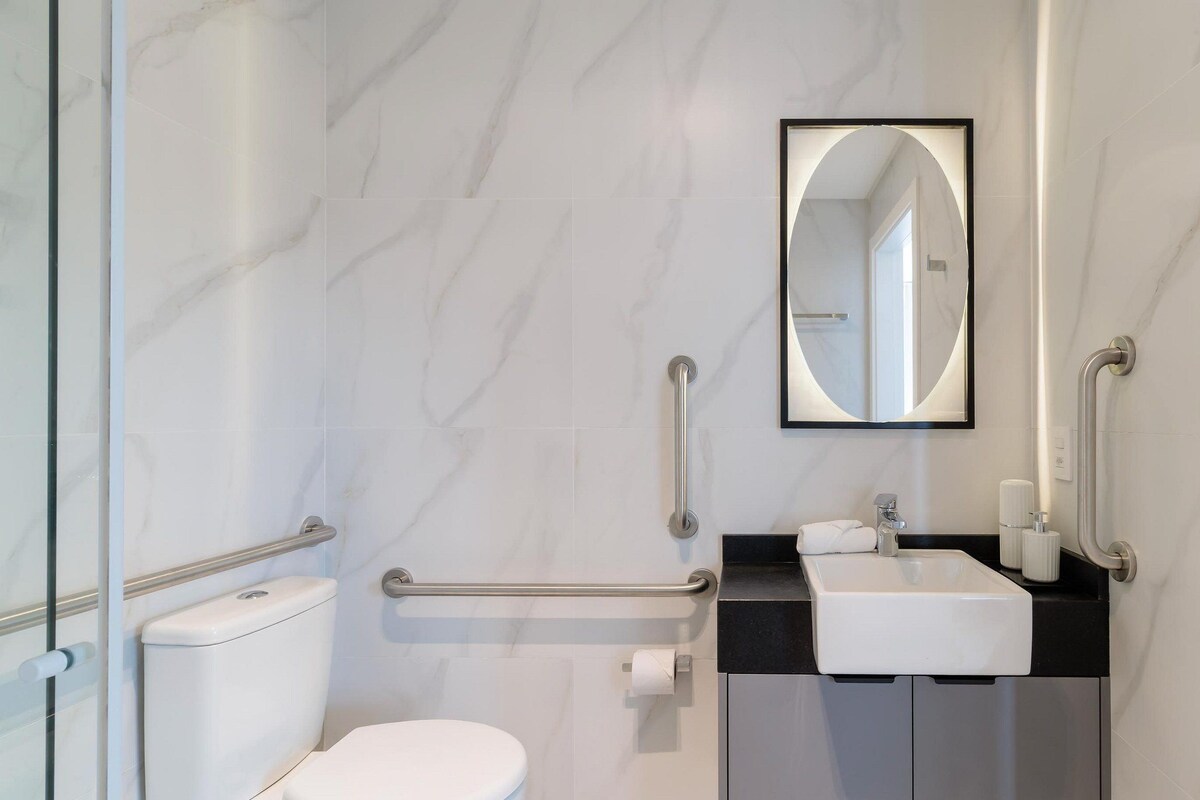 Apartment | Bathroom | Shower, hair dryer, towels, soap