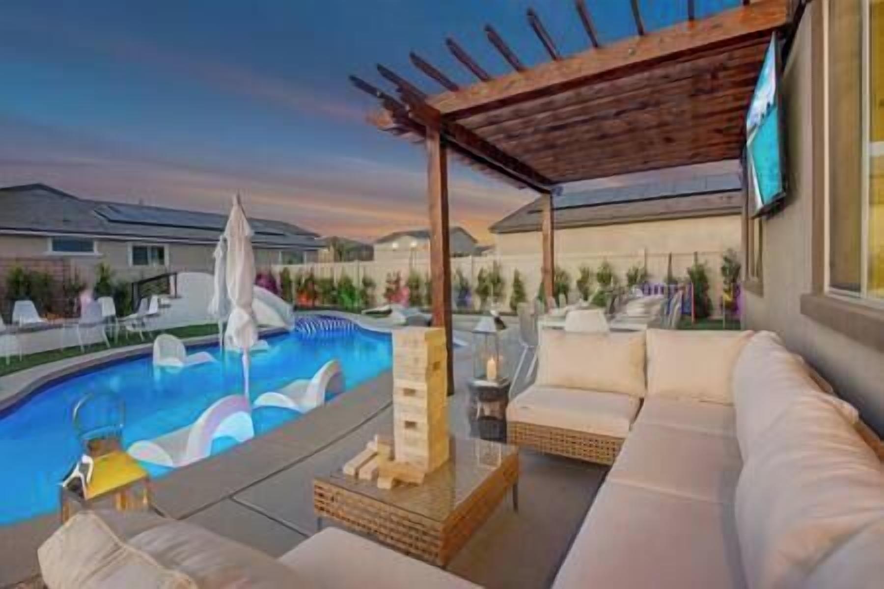 Piscina all&#x27;aperto, una piscina riscaldata