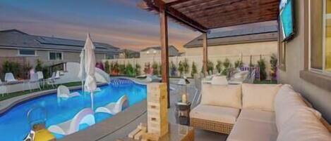 Una piscina al aire libre, una piscina climatizada