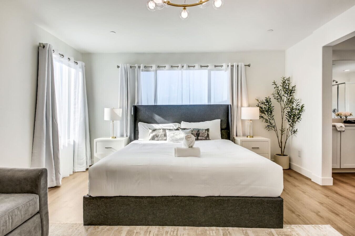 7 Schlafzimmer, Schreibtisch, Bügeleisen/Bügelbrett, Reisekinderbett