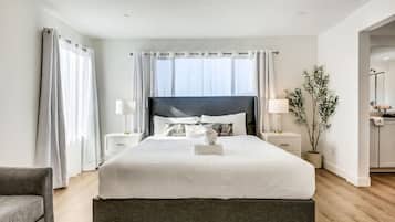 7 Schlafzimmer, Schreibtisch, Bügeleisen/Bügelbrett, Reisekinderbett