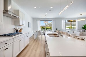 Fridge, microwave, oven, stovetop - Lazy River Pool+Spa+Pickleball+Game Room+BBQ+Golf (Coachella)