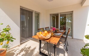 Outdoor dining - Beach front home in Sukosan (Sukosan)