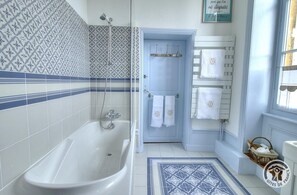 Shower - Château de Montclair (POMMIERS)