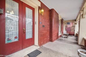 Unclassified image, 4 of 7, button - Centrally located- 5 minutes from downtown and 7 minutes from Churchill Downs! (Louisville)