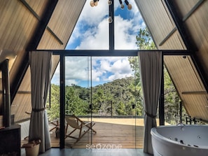 Chalet | Salle de bain | Baignoire et douche séparées, baignoire à jets, serviettes fournies