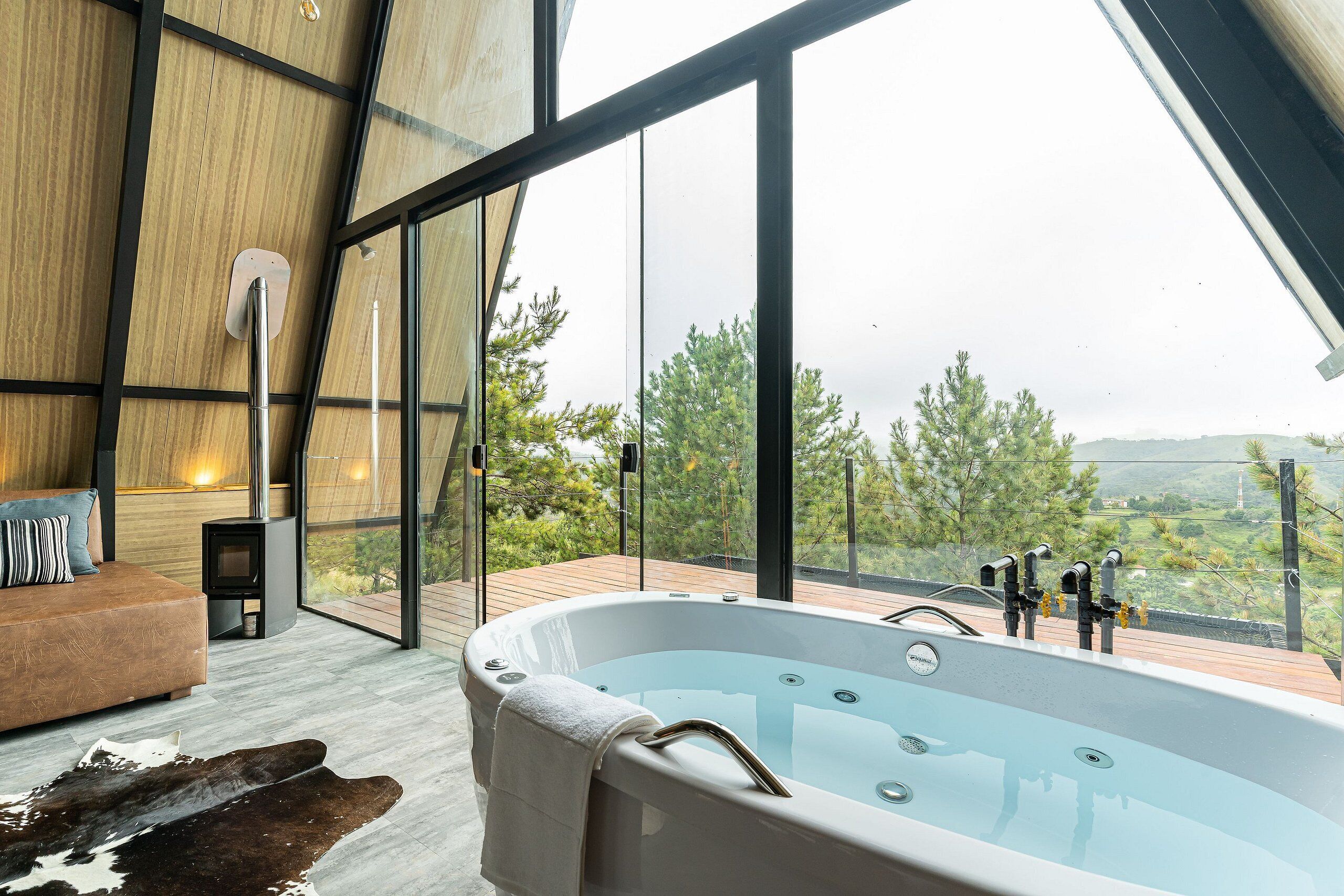 ชาเลท์ | ห้องน้ำ | อ่างอาบน้ำและฝักบัวแยกจากกัน, อ่างอาบน้ำแบบหัวเจ็ต, ผ้าเช็ดตัว, สบู่