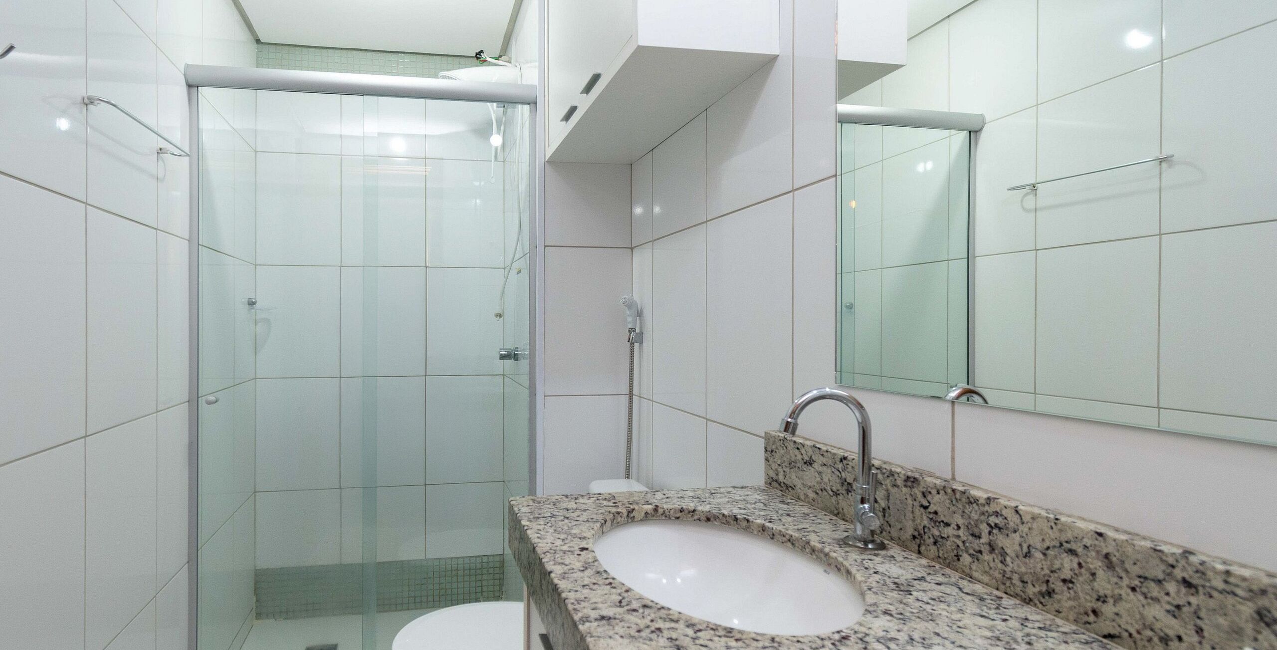 Estudio | Baño | Ducha, secador de pelo, toallas y jabón