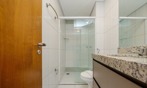 Estudio básico | Baño | Regadera, secadora de cabello, toallas, jabón 