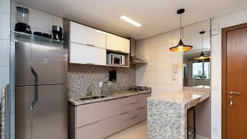 Basic Studio | Private kitchen | Fridge, microwave, cookware/dishes/utensils
