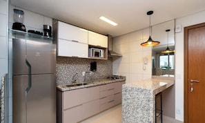 Basic-Studio | Eigene Küche | Kühlschrank, Mikrowelle, Kochgeschirr/Geschirr/Besteck