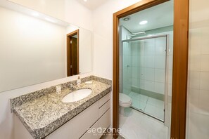 Basic Studio | Bathroom | Shower, hair dryer, towels, soap - Charmosos Flats no Setor Bueno TXP (Goiânia)