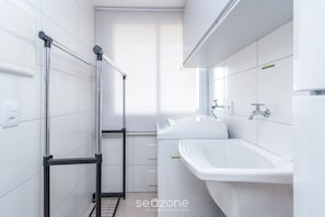Studio | Bathroom | Shower, hair dryer, towels, soap