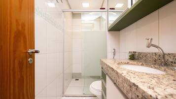 Studio | Bathroom | Shower, hair dryer, towels, soap