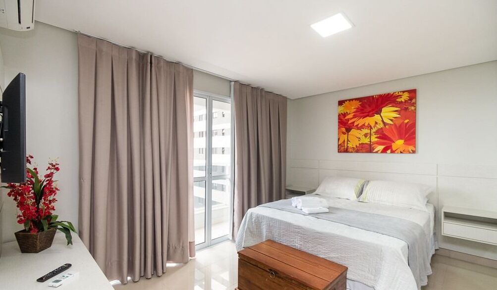 Estudio básico | Espacio para trabajar con laptop y tabla de planchar con plancha 