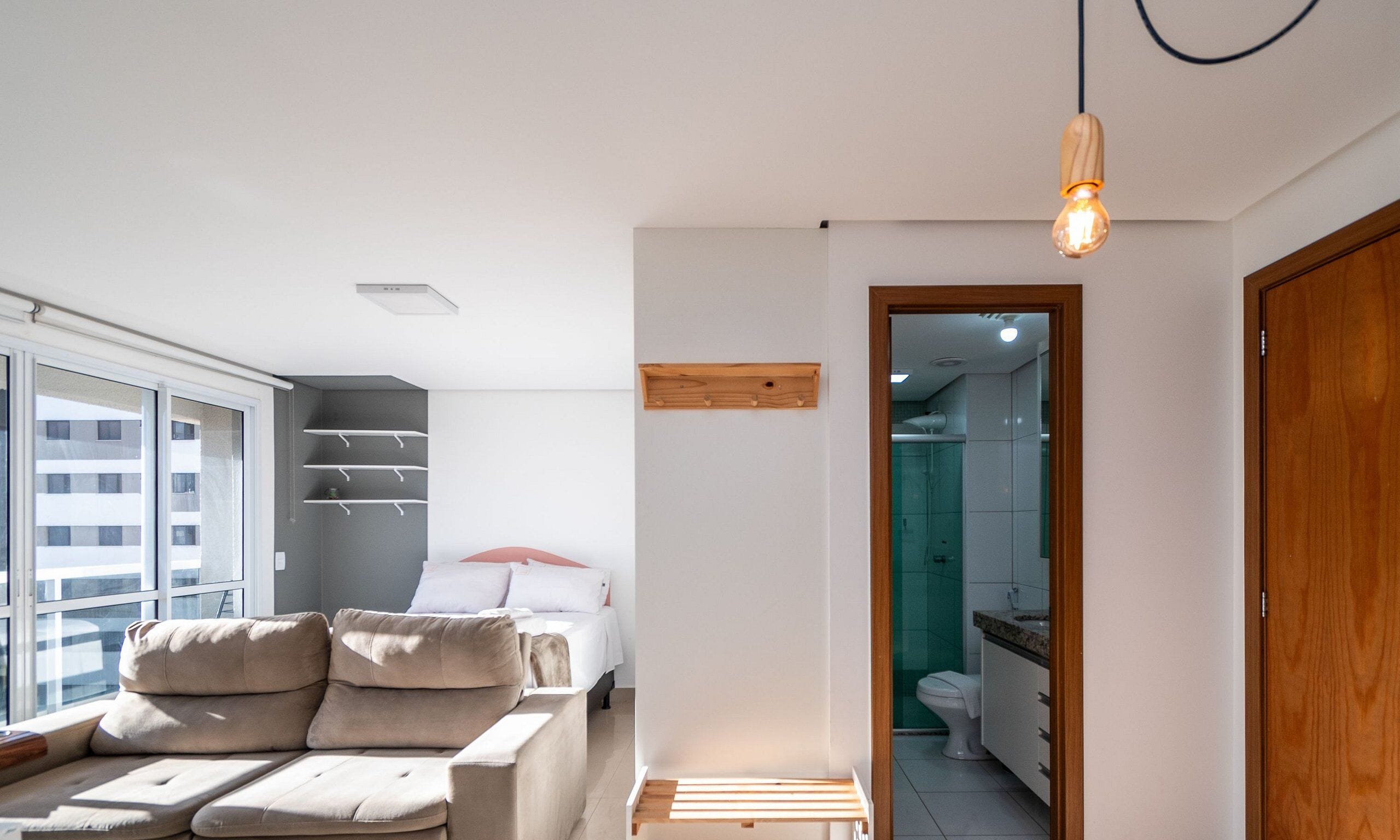 Departamento | Espacio para trabajar con laptop y tabla de planchar con plancha 