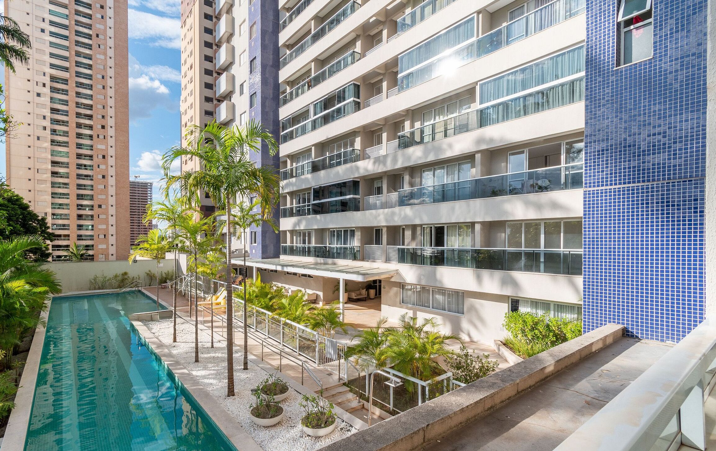 Una piscina al aire libre