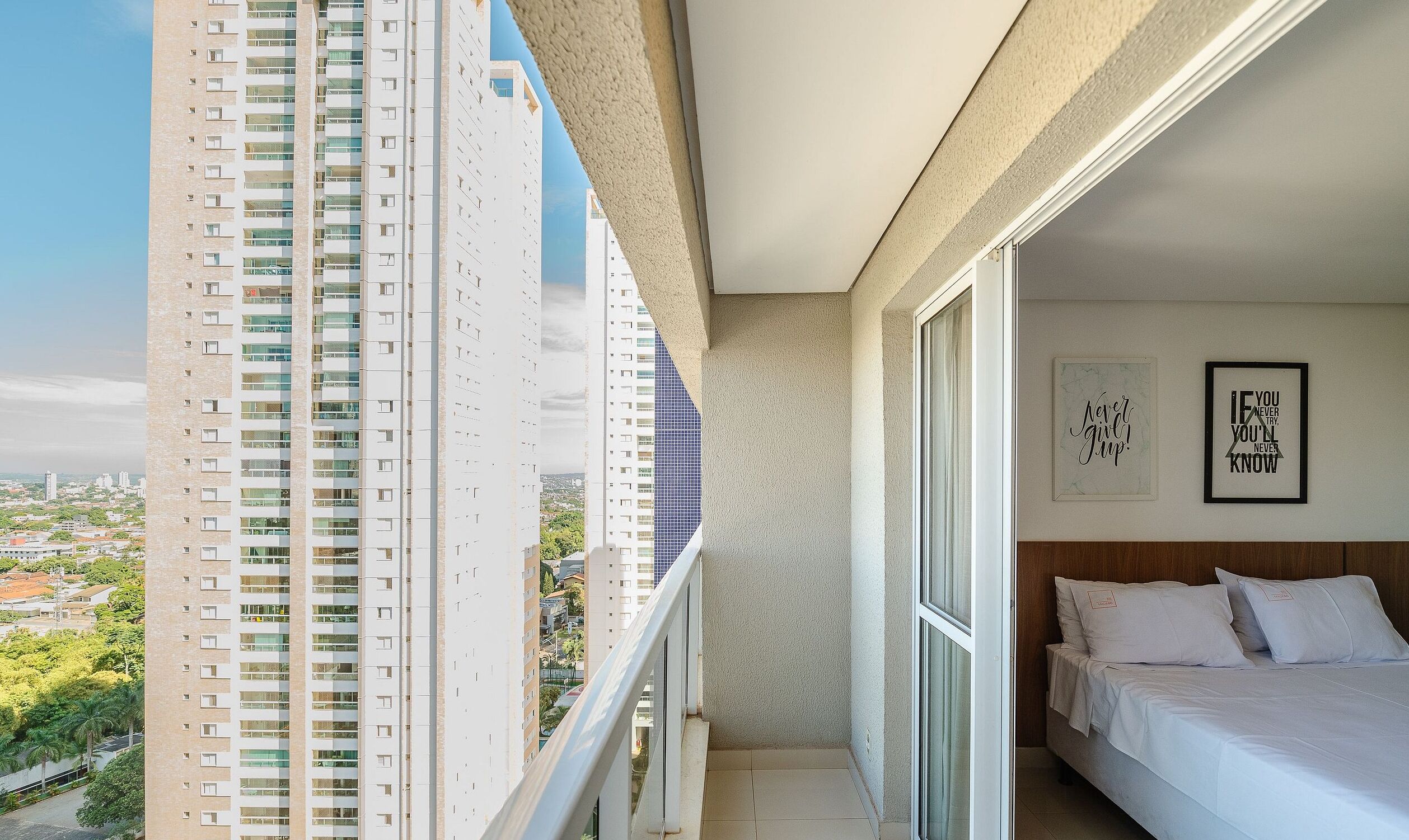 Estudio básico | Espacio para trabajar con un portátil y tabla de planchar con plancha