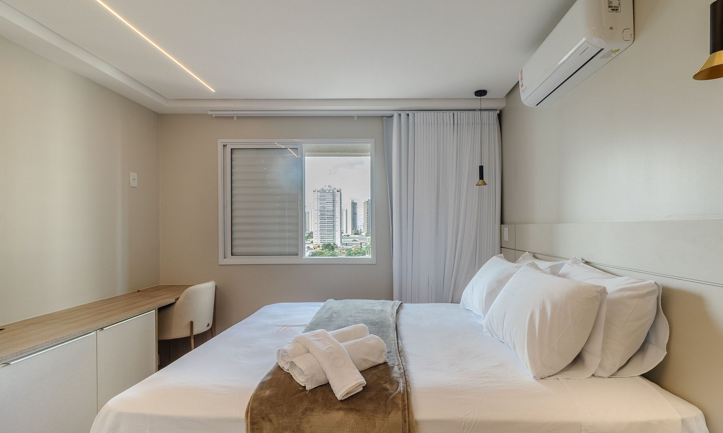 Apartamento | Espacio para trabajar con un portátil y tabla de planchar con plancha