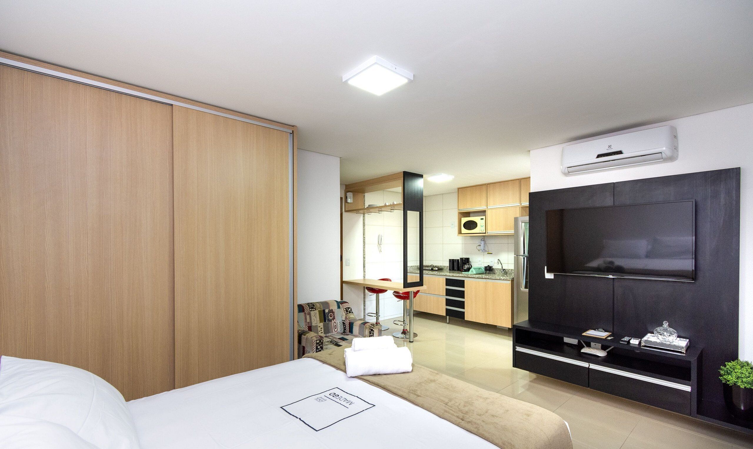 Basic Studio | Laptop workspace, iron/ironing board, free WiFi, bed sheets