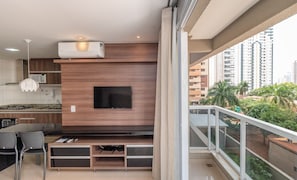 Basic Studio | Private kitchen | Fridge, microwave, cookware/dishes/utensils - Charmosos Flats no Setor Bueno TXP (Goiânia)