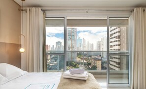 Espacio para trabajar con laptop y tabla de planchar con plancha