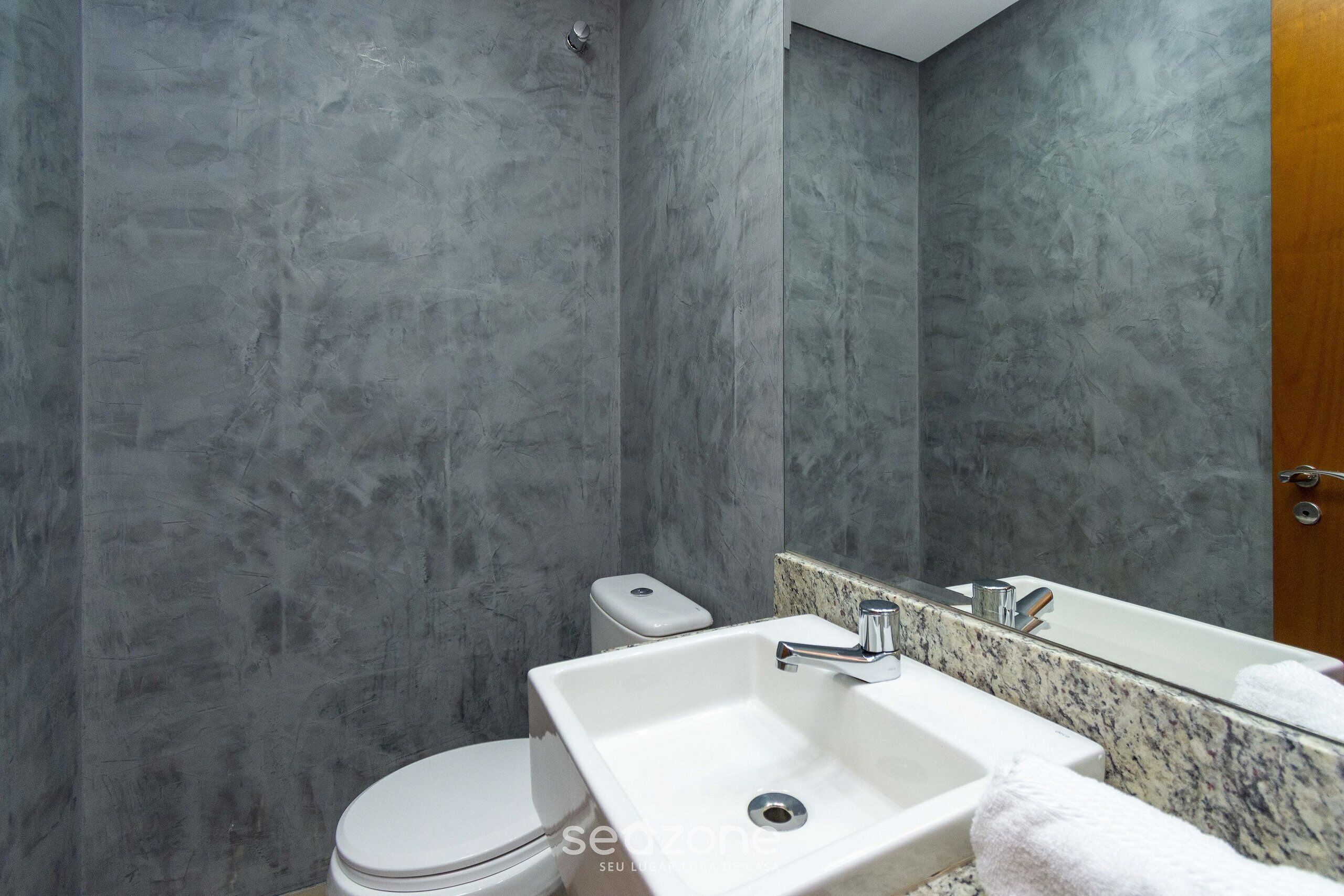 Apartamento | Banheiro | Chuveiro, secador de cabelo, toalhas de banho, sabonete