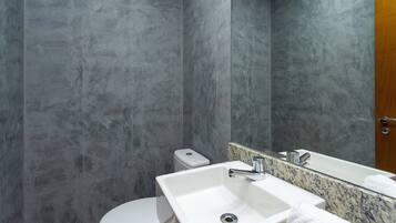 Apartamento | Banheiro | Chuveiro, secador de cabelo, toalhas de banho, sabonete