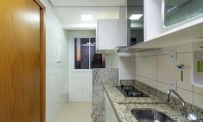 Apartamento | Cocina privada | Frigorífico, microondas, licuadora y utensilios de cocina