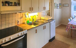 Fridge, microwave, stovetop, dishwasher