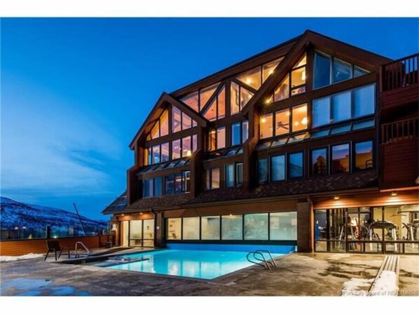 من حمّامات السباحة المغطاة، حمّام سباحة مُدفَّأ