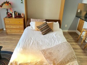 Iron/ironing board, travel cot, WiFi, bed sheets