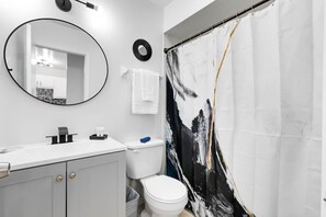 Bruser, miljøvenlige toiletartikler, hårtørrer, håndklæder
