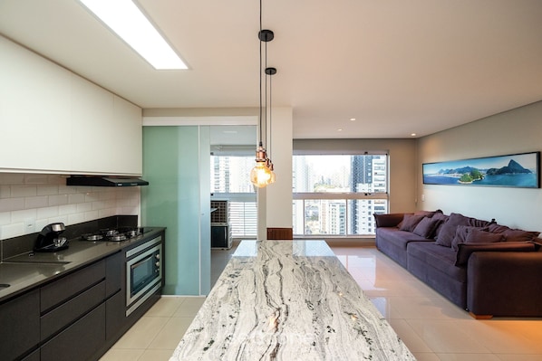 Apartment | Private kitchen | Fridge, microwave, blender, cookware/dishes/utensils - Modernos Flats no Setor Bueno TXP03 (Goiânia)