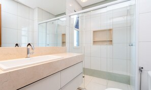 Ducha, toallas, jabón, papel higiénico