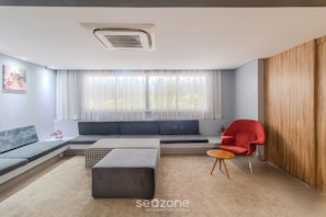 TV - Modernos Flats no Setor Bueno TXP03 (Goiânia)