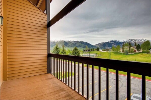 Property grounds - WL 610 | Luxury Retreat – Steps from Adventure (Eden)