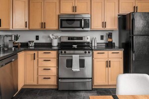 Fridge, microwave, oven, stovetop - Luxe downtown paradise oasis 2br (Anchorage)