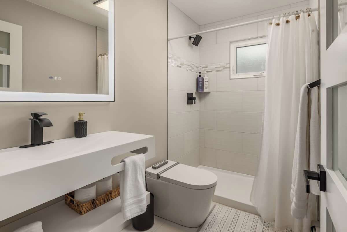 Shower, hair dryer, towels, shampoo